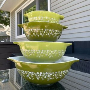 Pyrex Green and White Mixing Bowl Set
